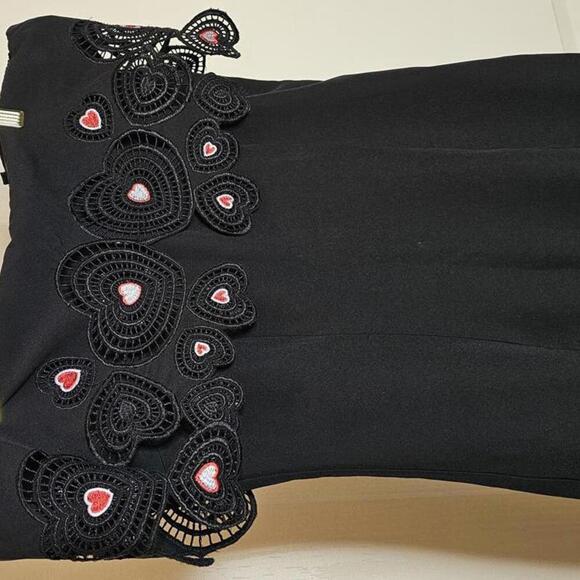 Elegant Black Dress with Floral Embellishments by Eks-tra Fashion - Picture 4 of 8